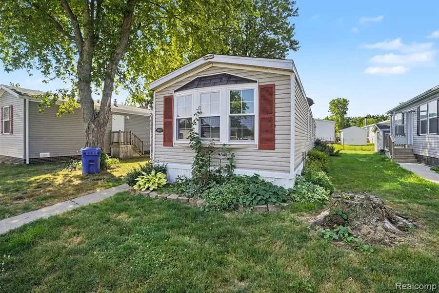 10018 Hutchinson Dr, Davisburg, MI 48350 - #2
