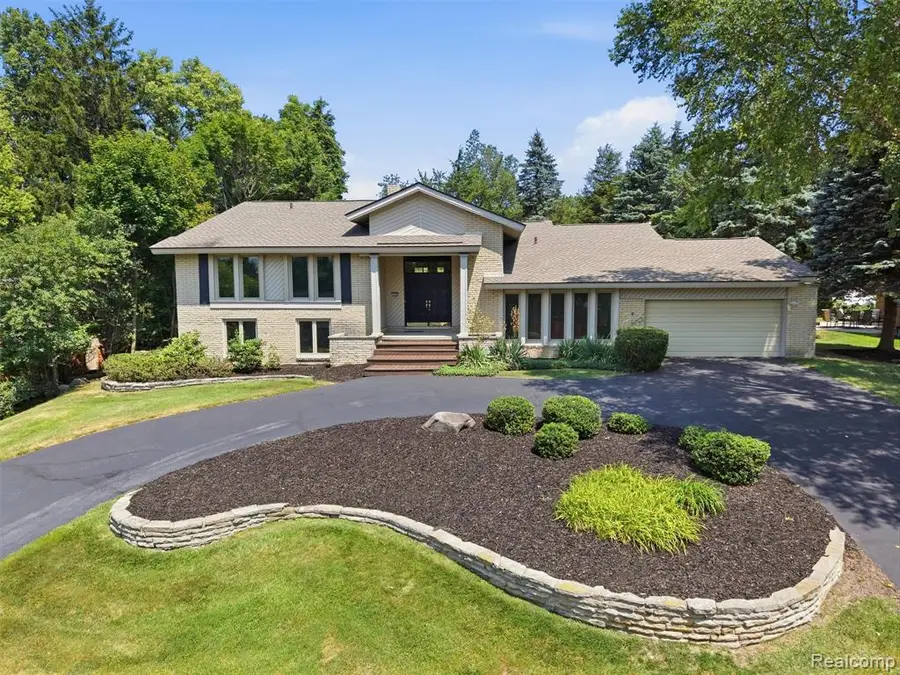 3300 Woodview Lake, West Bloomfield, MI 48323 - #2