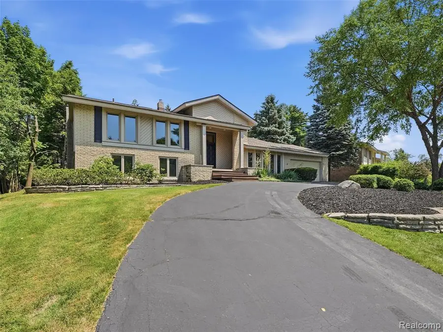 3300 Woodview Lake, West Bloomfield, MI 48323 - #3