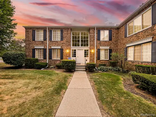 635 E Fox Hills, Bloomfield Hills, MI 48304