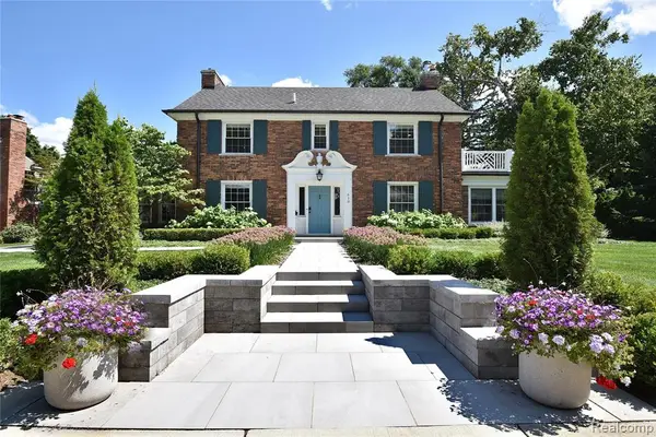610 Half Moon, Bloomfield Hills, MI 48301