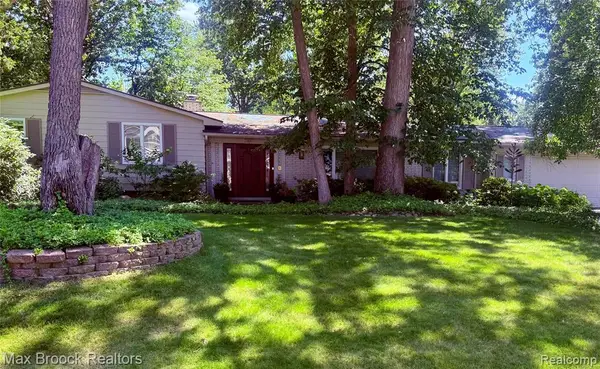 6920 Candlewood, West Bloomfield, MI 48322
