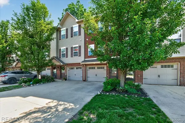 1602 Pinecroft Ln., Howell, MI 48855