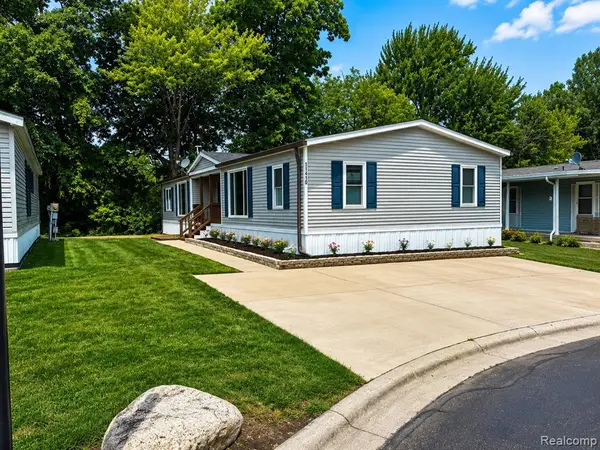 11410 N Lake, Fenton, MI 48430