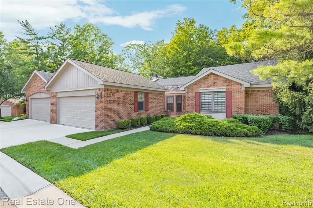 7332 Meadowridge, West Bloomfield, MI 48322 - #1
