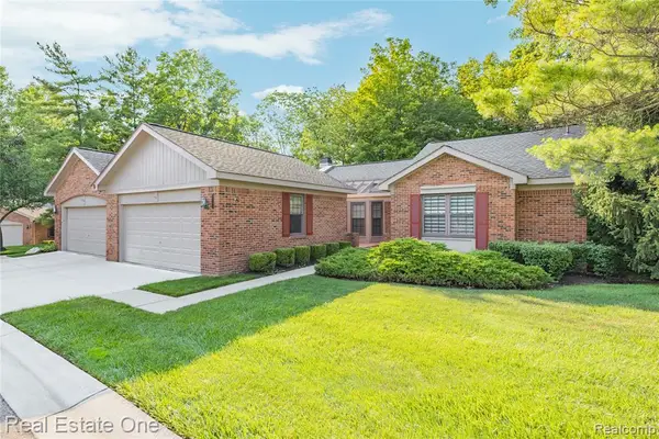 7332 Meadowridge, West Bloomfield, MI 48322