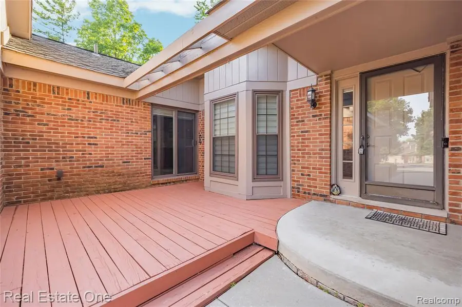 7332 Meadowridge, West Bloomfield, MI 48322 - #2