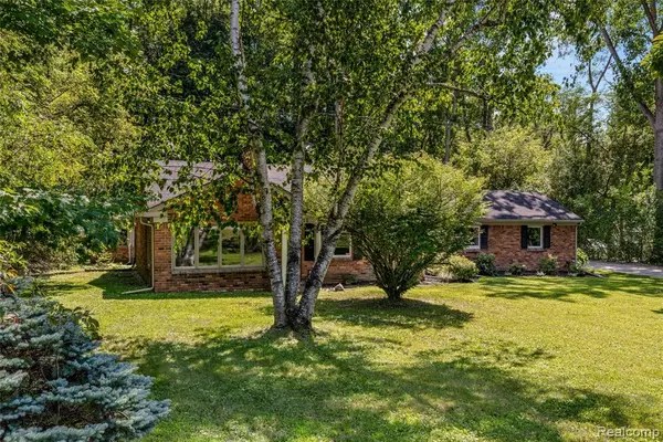 4915 Walnut Lake, West Bloomfield, MI 48323