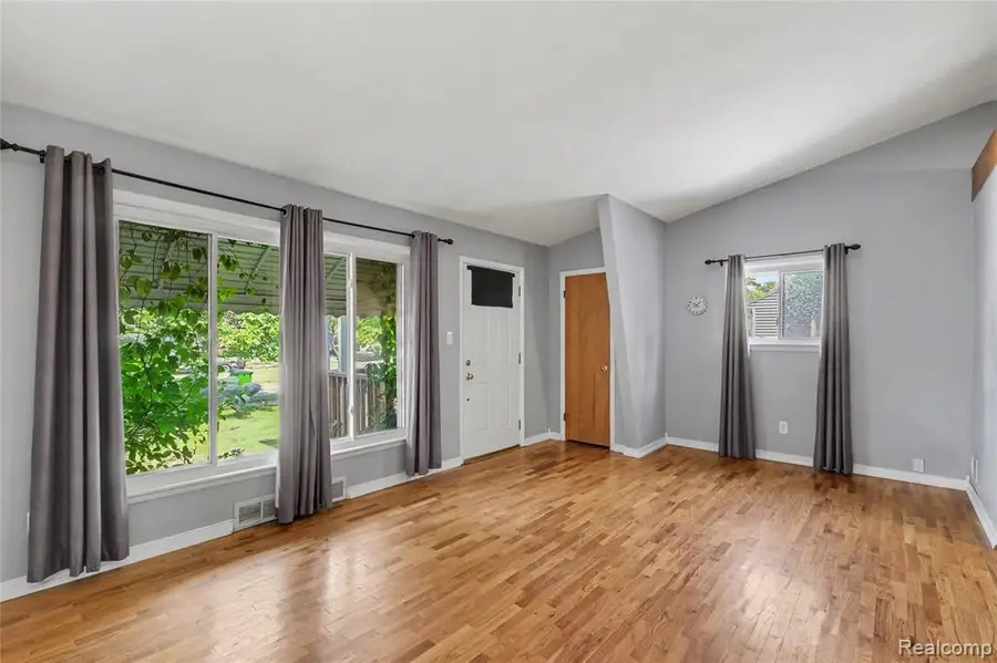 244 Ponchartrain, Fenton, MI 48430 - #2