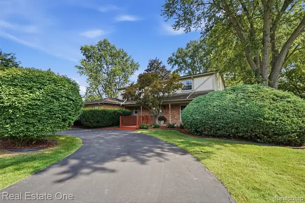 30752 Woodstream, Farmington Hills, MI 48334