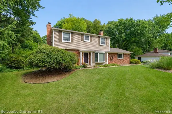3560 Beach Road, Troy, MI 48084