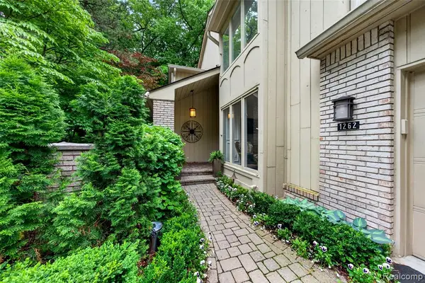 1262 Woodcrest, Bloomfield Hills, MI 48304
