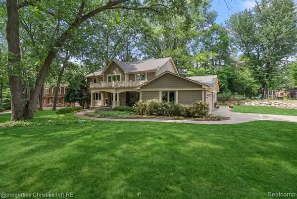 945 Peach Blossom, Rochester Hills, MI 48306