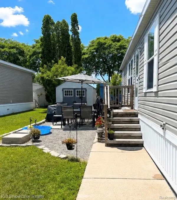 26263 Louisiana, Novi, MI 48374