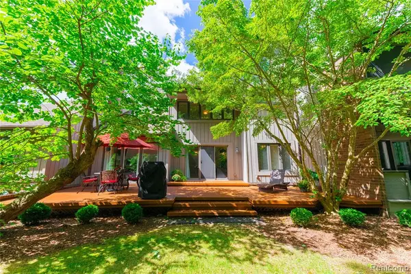 9422 Hawthorne Glen, Grosse Ile, MI 48138