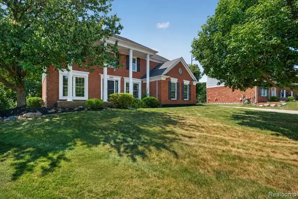 1727 Hillcrest, Rochester Hills, MI 48306