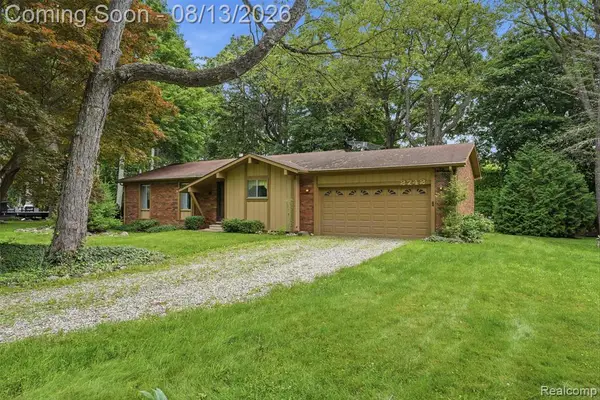 2742 Parkway, Hartland, MI 48353
