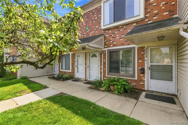 30513 Hidden Pines, Roseville, MI 48066