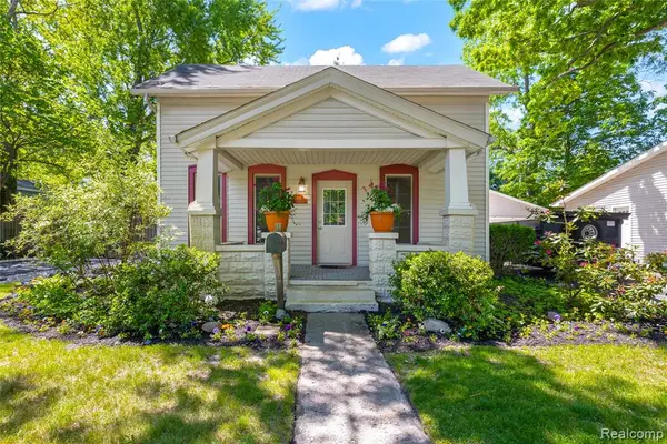 406 E Sherman, Holly, MI 48442