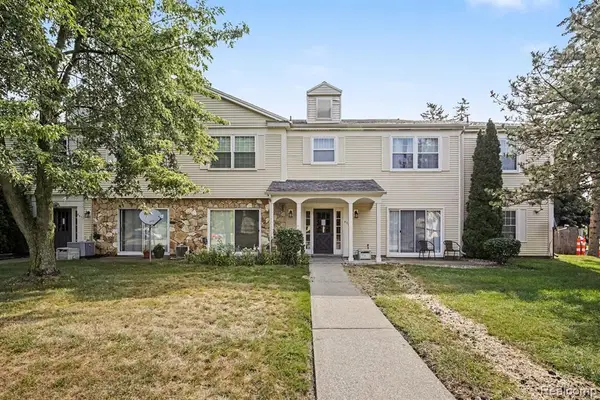 833 Bloomfield Village #G, Auburn Hills, MI 48326