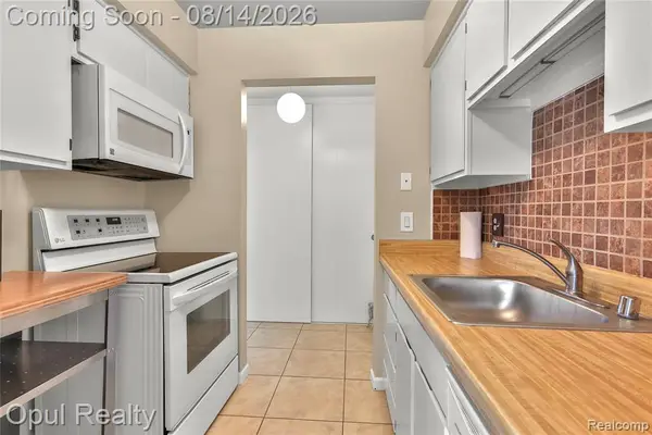 30052 W 12 Mile #68, Farmington, MI 48334