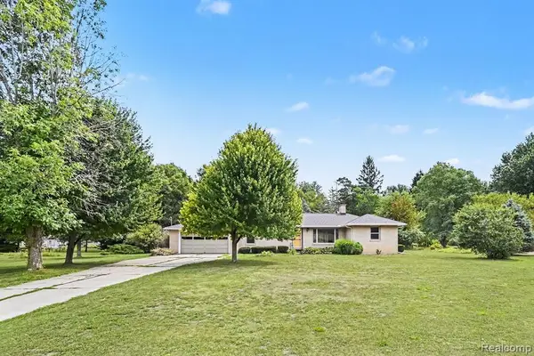 1157 Kra Nur, Burton, MI 48509