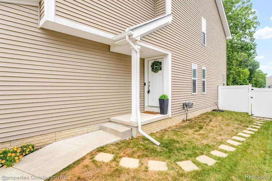 545 S Winding, Waterford, MI 48328 - #3