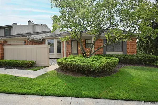 7274 Westchester #8, West Bloomfield, MI 48322