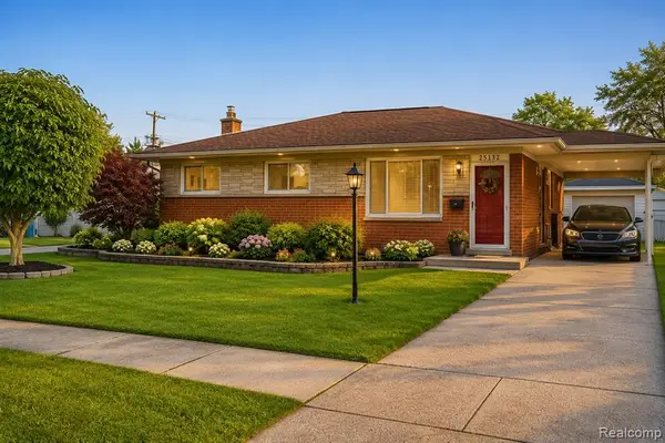 25132 St Clement, Warren, MI 48089