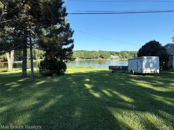 1105 Pinecrest, White Lake, MI 48386