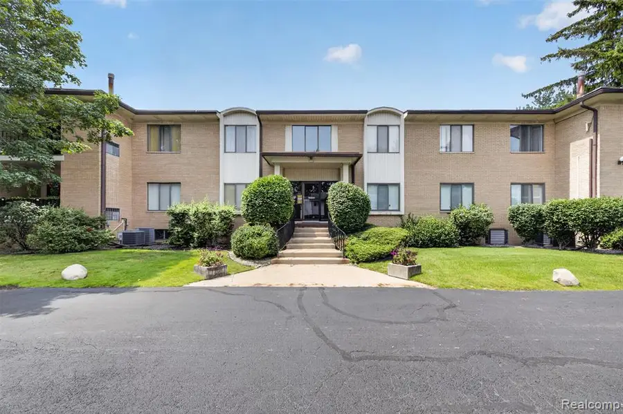 31915 W 14 Mile, Farmington Hills, MI 48334 - #2