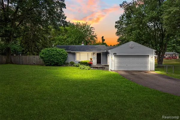 129 E Beechdale, Commerce Twp, MI 48382