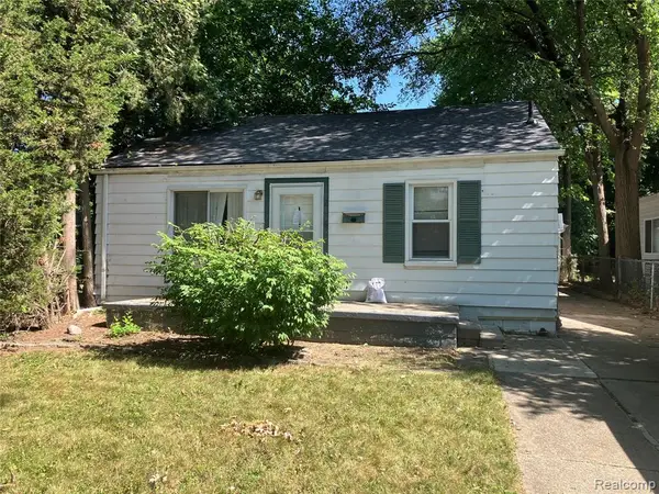 20485 Elkhart, Harper Woods, MI 48225