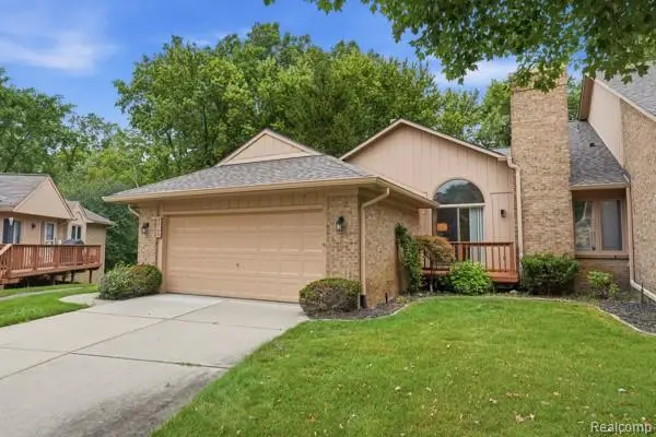 22100 River Ridge #29, Farmington Hills, MI 48335