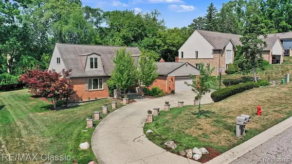 4590 Pine Village, West Bloomfield, MI 48323