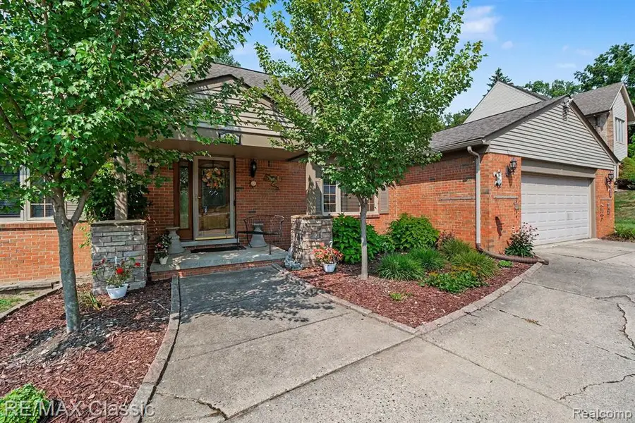 4590 Pine Village, West Bloomfield, MI 48323 - #3