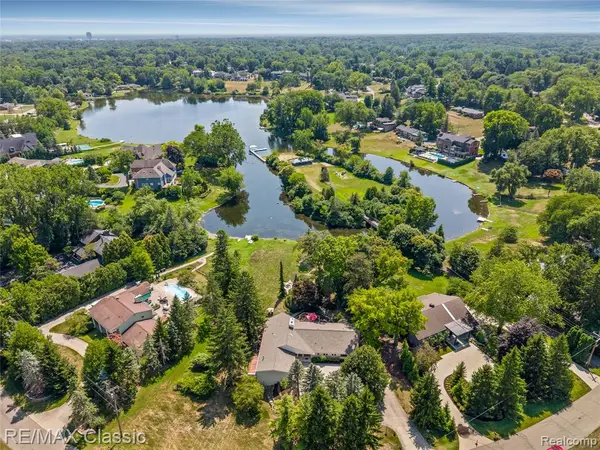 6600 Valley Spring, Bloomfield Hills, MI 48301