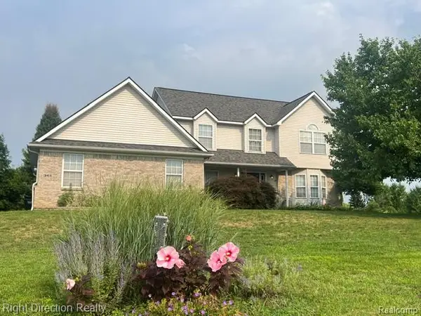 361 Prince Edward, Howell, MI 48843