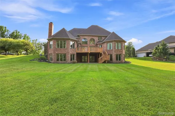 8263 Pine Hollow, Grand Blanc, MI 48439