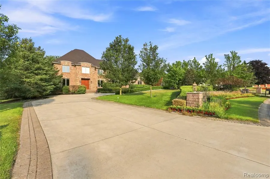 8263 Pine Hollow, Grand Blanc, MI 48439 - #3