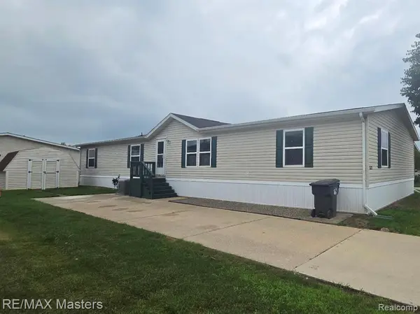 26732 Laramie Ln, Flat Rock, MI 48134