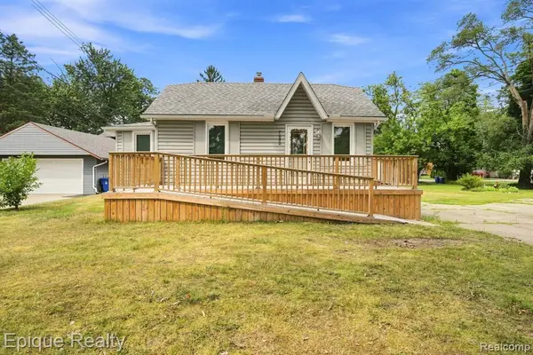 7050 Williams Lake, Waterford, MI 48329