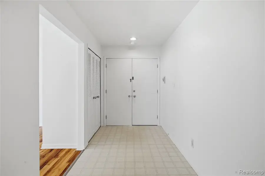 4041 W Maple #E102, Bloomfield Hills, MI 48301 - #2