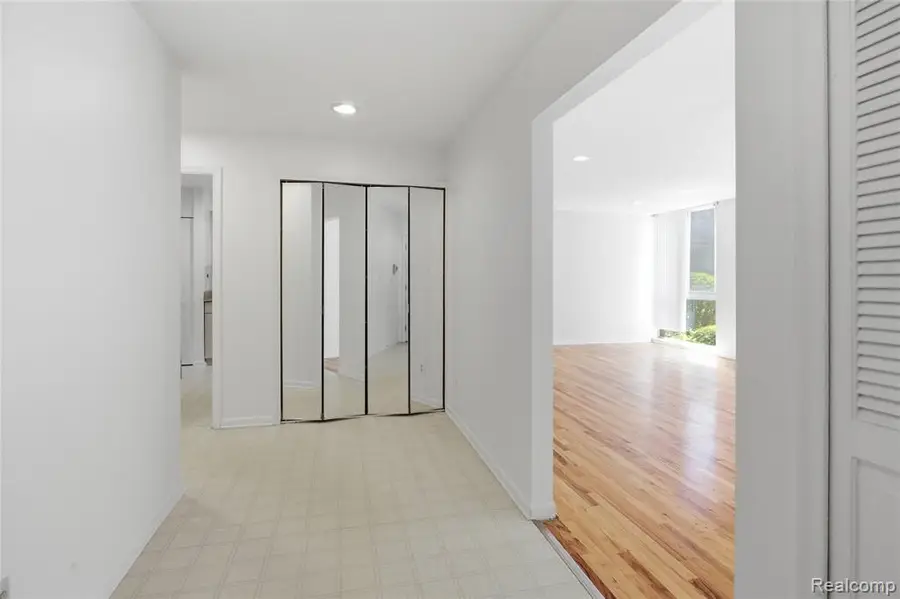 4041 W Maple #E102, Bloomfield Hills, MI 48301 - #3