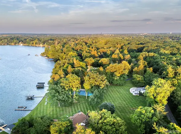 990 Lake Angelus, Lake Angelus, MI 48326