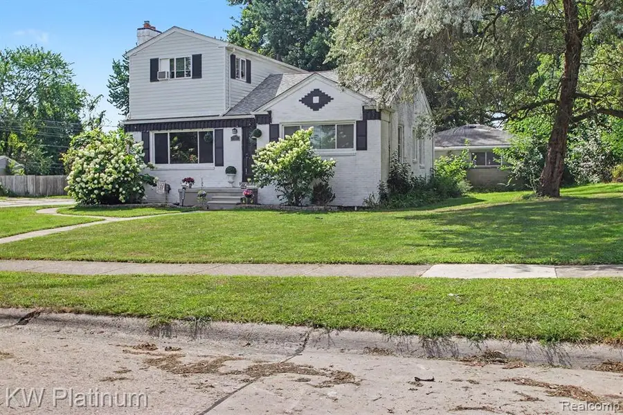 8586 Superior, Center Line, MI 48015 - #3