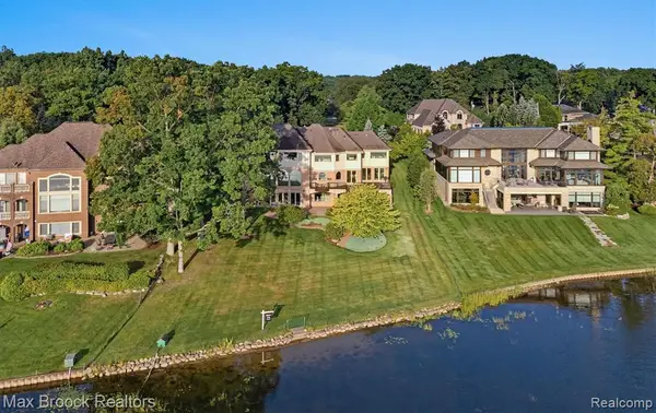 1832 Long Lake Shore, Bloomfield Hills, MI 48302