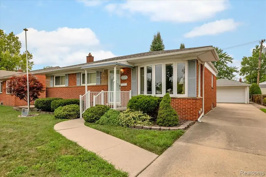 1952 Lakeview, Trenton, MI 48183 - #2