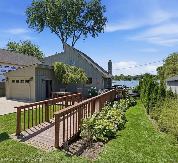 2123 Hampton, White Lake, MI 48386