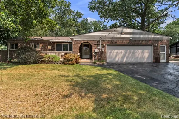 8822 Pontiac Lake, White Lake, MI 48386